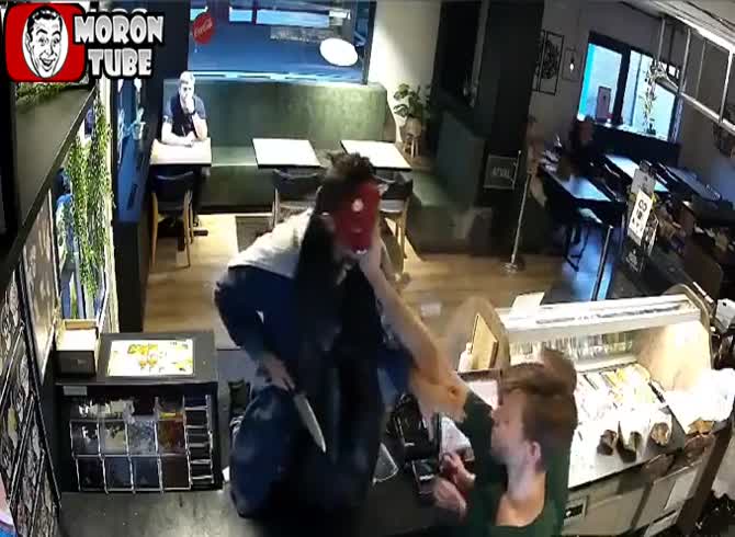 Video :A man is struck by a fryer basket while attempting to steal a restaurant and falls to the ground